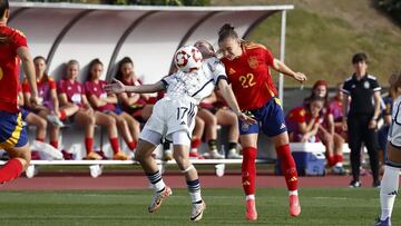 Sara Ortega disputa un balón ante una rival en el España - Italia Sub-23 femenino disputado en Las Rozas.