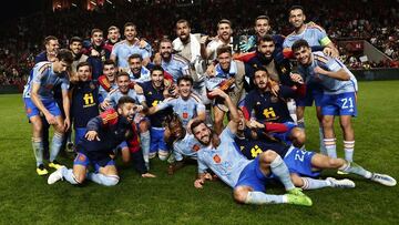 Los jugadores de la Selección festejan la clasificación para la Final Four de la Nstions League, tras su triunfo ante Portugal.