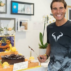 Roland Garros celebra los 31 años del rey Nadal con tarta y regalo