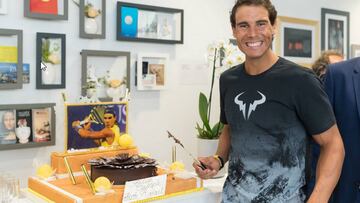 Roland Garros celebra los 31 a?os del rey Nadal con tarta y regalo