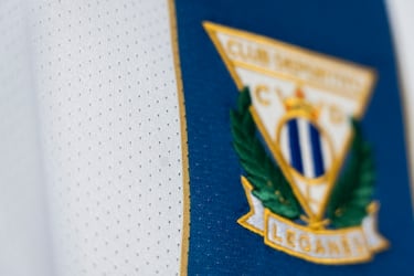El Leganés presenta su camiseta titular con un parche de estrella