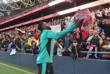 I?aki Williams repartiendo regalos a la aficin. 
