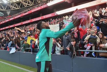 Iñaki Williams repartiendo regalos a la afición. 
