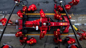 Sebastian Vettel, en un pit stop de Ferrari en los test de Barcelona.