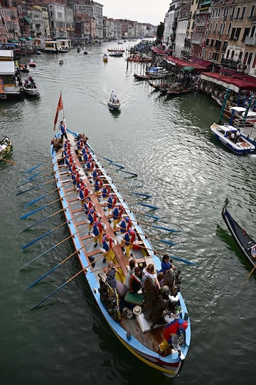 Un gran número de turistas y curiosos se congregaron en torno al Gran Canal de Venecia para presenciar la Regata Histórica anual de góndolas y 
 embarcaciones, que tiene lugar en la ciudad italiana. Se trata de uno de los
acontecimientos más antiguos que se celebran en la laguna, ya que su origen se remonta, al menos, al siglo XIII.