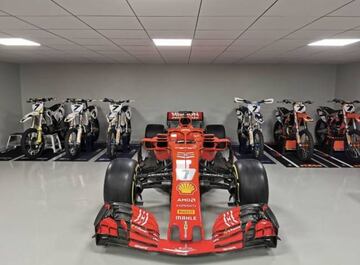 El garaje de Raikkonen con el monoplaza que le ha regalado Ferrari.