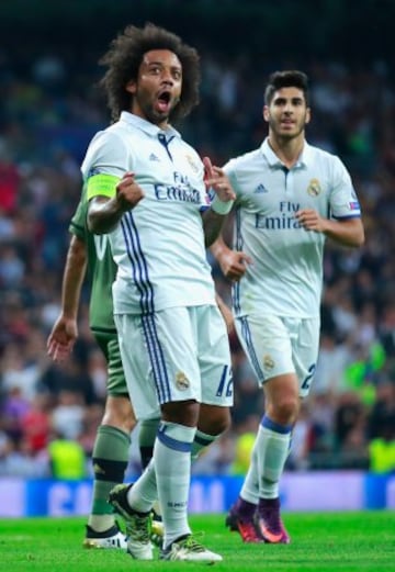 MADRID, SPAIN - OCTOBER 18:  Marcelo (L) of Real Madrid celebrates scoring his team's second goal during the UEFA Champions League Group F match between Real Madrid CF and Legia Warszawa at Bernabeu on October 18, 2016 in Madrid, Spain.  (Photo by Gonzalo