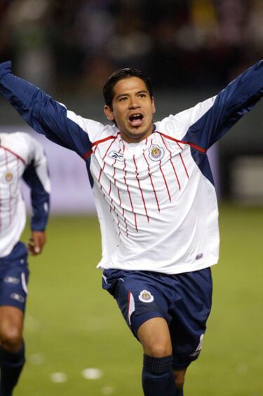 Debutó en 2004, pero fue hasta dos años después que tuvo mayores oportunidades, mismas que no aprovechó y terminó por deambular por el fútbol mexicano. 
