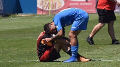 Los jugadores del Fuenlabrada consuelan a los del Adarve tras certificarse el descenso a Tercera Divisi&oacute;n.