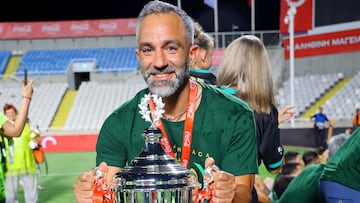 Dani Pérez, con la Copa de Chipre ganada por el AEK Larnaca.