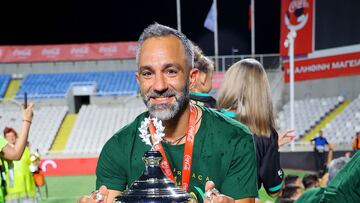 Dani Pérez, con la Copa de Chipre ganada por el AEK Larnaca.