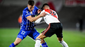 BUENOS AIRES, ARGENTINA - JULY 10: Gianluca Ferrari of Godoy Cruz fights for the ball with Braian Romero of River Plate during a match between River Platen and Godoy Cruz as part of Liga Profesional 2022 at Estadio Monumental Antonio Vespucio Liberti on July 10, 2022 in Buenos Aires, Argentina. (Photo by Marcelo Endelli/Getty Images)