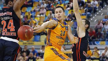 Kyle Kuric lanza el bal&oacute;n ante Scotty Hopson y Luka Babic.