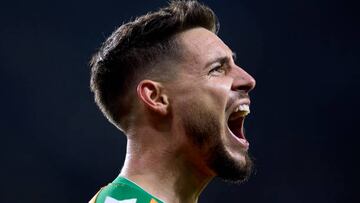 Alex Moreno celebra uno de los goles del Betis en San Sebasti¨¢n.