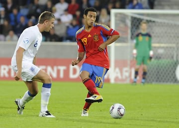 Thiago Alcántara es hijo de Mazinho, internacional brasileño. Nacido en Bari, fue citado por Vicente del Bosque en 2011 para medirse a Italia en un amistoso. Ha jugado 37 encuentros y ha acudido al Mundial de Rusia-2018. Se perdió la cita mundialista de Brasil-2014 al sufrir una recaída de una lesión de rodilla.