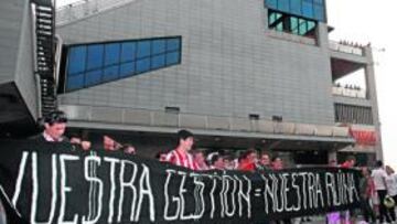 Cerca de 1500 personas protestaron antes del encuentro