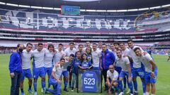 Aficionados protagonizan pelea en el Estadio Azteca