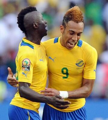 Los jugadores de Gabón, Pierre Aubameyang y Eric Mouloungui, celebran un gol. 