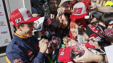 KMA01. MOTEGI (JAPÓN), 19/10/2018.- El piloto español de MotoGP Marc Marquez, del Repsol Honda Team, firma autógrafos antes de una sesión de práctica para el Gran Premio de Motociclismo de MotoGP de Japón, en Twin Ring Motegi, Prefectura de Tochigi, norte de Japón, hoy, viernes 19 de octubre de 2018. La carrera final se llevará a cabo el próximo 21 de octubre de 2018. EFE/Kimimasa Mayama