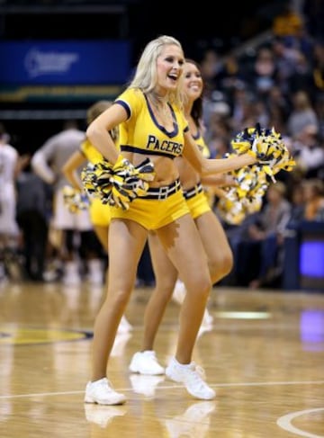 Las cheerleaders de los Pacers tratan de animar al público de un equipo que vive malos tiempos.