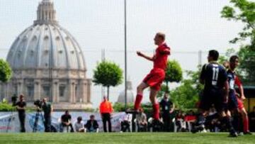 F&Uacute;TBOL EN EL VATICANO. Sacerdotes norteamericanos e italianos durante un partido de la Clericus Cup disputado en El Vaticano, junto a la Bas&iacute;lica de San Pedro.