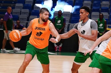 El técnico va dosificando a Tillie, En la imagen el francés aparece con Tyson Pérez.