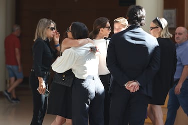 Tamara Falcó, Isabel Preysler e Íñigo Onieva saludan a familiares su llegada al tanatorio de Tres Cantos donde se celebró el funeral por Caritina Goyanes.