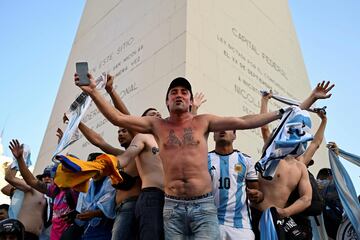 Miles de aficionados celebran en Buenos Aires el pase a la final del Mundial de Qatar 2022.