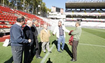 Uceda, Francisco, Alcázar, Potele y Nieto charlan sobre el césped de Vallecas.