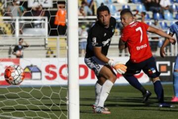 El jugador de Universidad Católica, Christian Bravo, derecha, marca su gol contra O'Higgins.