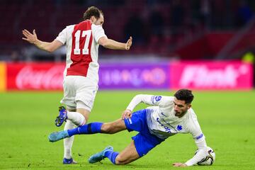 Grbic, en el suelo, durante un partido amistoso contra el Ajax durante su etapa en el Vitesse holandés. 