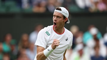 Wimbledon (United Kingdom), 08/07/2023.- Nicolas Jarry of Chile reacts during his Men's Singles 3rd round match against Carlos Alcaraz of Spain at the Wimbledon Championships, Wimbledon, Britain, 08 July 2023. (Tenis, España, Reino Unido) EFE/EPA/ADAM VAUGHAN EDITORIAL USE ONLY EDITORIAL USE ONLY