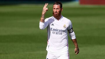 VILLAREAL, SPAIN - OCTOBER 04: Sergio Ramos of Real Madrid CF gives instructions during the La Liga Santander match between Levante UD and Real Madrid at Estadio de la Ceramica on October 04, 2020 in Villareal, Spain. Football Stadiums around Europe remai