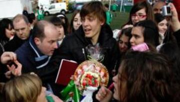 <b>DESBORDADO. </b>Canales fue agasajado por sus fans con regalos y felicitaciones, mientras el gabinete de prensa le protegía del acoso.