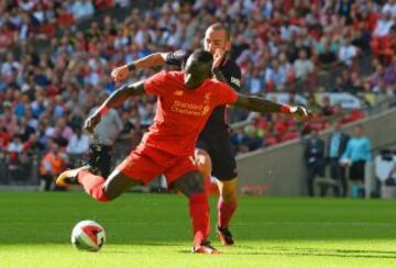 Sadio Mane marcando el primer gol del Liverpool.