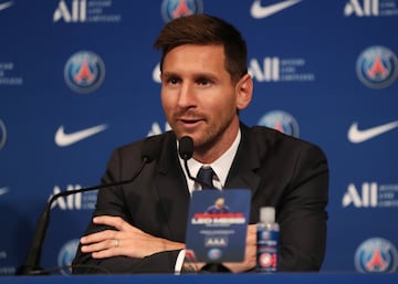 Leo Messi responde a las preguntas de los periodistas. Muestra un gesto relajado y tranquilo.