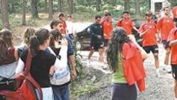 <b>SORPRESAS. </b>Arriba podemos ver a la plantilla jaleada por un grupo de jóvenes . A la derecha, Contra hace una foto. A la izquierda, el resultado.