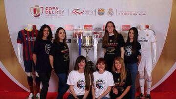 Más de 3.000 aficionados se fotografían con la Copa del Rey