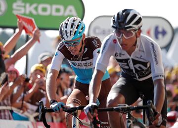 Romain Bardet y Egan Bernal cruzando la línea de meta por detrás de Omar Fraile.