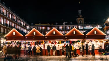 Con la llegada de la Navidad, la Plaza Mayor de Madrid se convierte en un gran mercado lleno de coloridas casetas donde ciudadanos y turistas encuentran todo tipo de figuras de Belén, instrumentos musicales navideños, juguetes y artículos de broma. Estas navidades el mercado podrá visitarse del 27 de noviembre al 31 de diciembre de 2025.