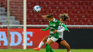 QUI01. QUITO (ECUADOR), 22/10/2022. La jugadora del Deportivo Cali de Colombia, Tatiana Ariza Diaz (i), disputa el balón con la jugadora del Ferroviaria de Brasil, Ingryd Silva De Lima (d), durante un partido de la Copa Libertadores Femenina, hoy en Quito (Ecuador). EFE/José Jácome