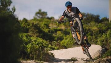 Mario Morata practicando MTB Enduro en La Fenasosa Bike Park (Alicante).