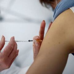 Cuarta dosis de la vacuna contra la COVID-19: quiénes tendrán que ponérsela y cuándo