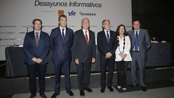 DESAYUNOS INFORMATIVOS SOBRE LA VUELTA CICLISTA A ESPAÃA.
JAVIER GUILLEN, DIRECTOR DE LA VUELTA CICLISTA A ESPAÃA CON EL ALCALDE DE MALAGA, FRANCISCO DE LA TORRE Y EL PRESIDENTE DE LA DIPUTACION ELIAS BENDODO