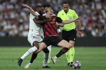 Rüdiger y Haaland pugnan por un balón durante el partido de ida.