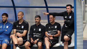 Asier Garitano, a la izquierda, en el banquillo del Tenerife.