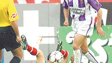 <B>PASO AL FRENTE</B>. Caminero pasa de central a centrocampista para manejar el juego del Valladolid.