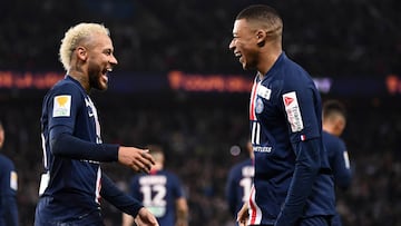 Neymar y Mbappé celebra un gol durante el partido de la Copa de la Liga francesa entre Paris Saint-Germain y Saint Etienne.