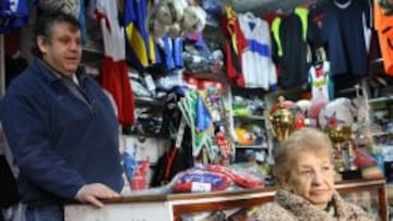 Hijo y madre. Renato y su madre, María, llevan las riendas de un negocio familiar que aguanta con el tiempo y que agradece la Copa América en Chile.