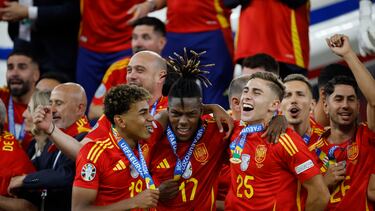 Los jugadores de la selección española celebran su victoria en la final de la Eurocopa tras derrotar por 2-1 a Inglaterra.